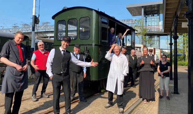 <p>De medewerkers die woensdag 9 juni dienst deden, verzamelden zich 's morgens rond stoomlocomotief 18. Aan de honderdjarige wijdt het rijdende museum dit jaar een tentoonstelling.</p>