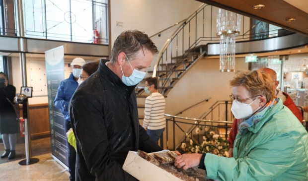 <p>Wethouder Nederpelt van de gemeente Medemblik deelt wat lekkers uit.</p>
