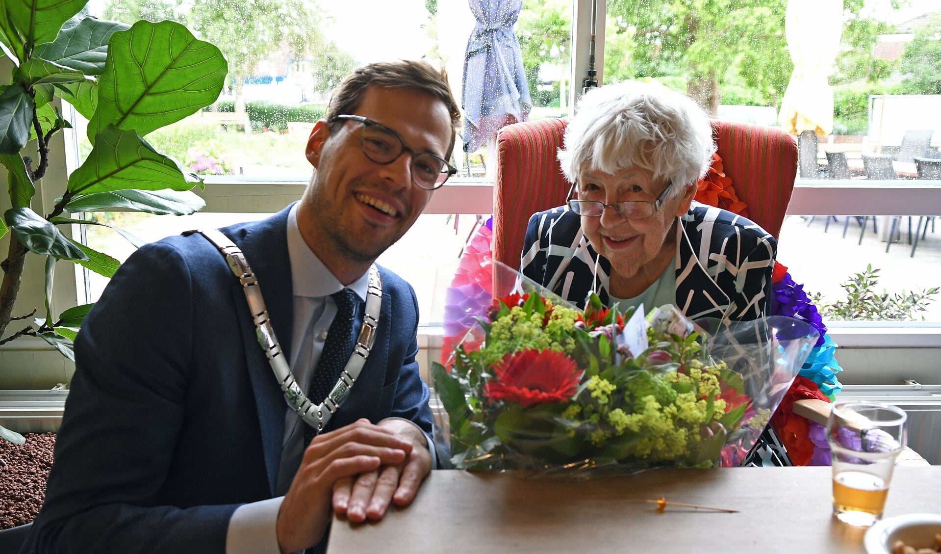 Loco-burgermeester Jurgen Nobel bracht de honderd jarige Frouk De Muinck- Lefeber een bos bloemen.