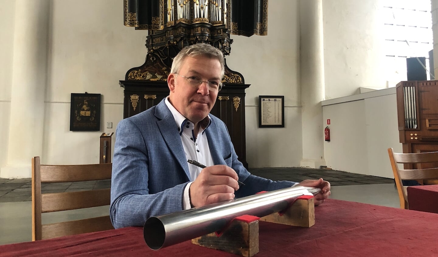 Orgelbouwer Johan Zoutendijk die aan het graveren is