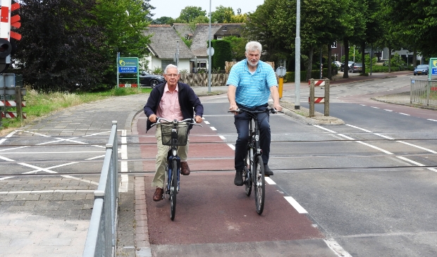 Anton Nieuwkoop (Ouderenbond) links en Alex van der Leest (Fietsersbond) over 4 verschillende kleuren rood asfalt.
