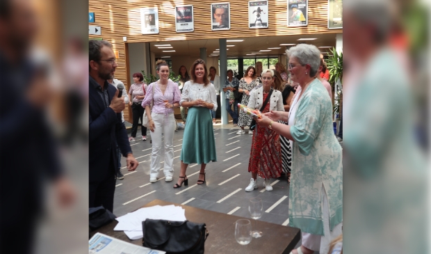 <p>Wethouder Niels Bonenkamp overhandigt Careline het afscheidscadeau.</p>