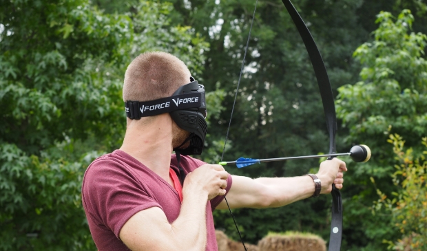 <p>Jongeren vermaken zich in de zomervakantie met o.a. het spel Archery Tag.</p>