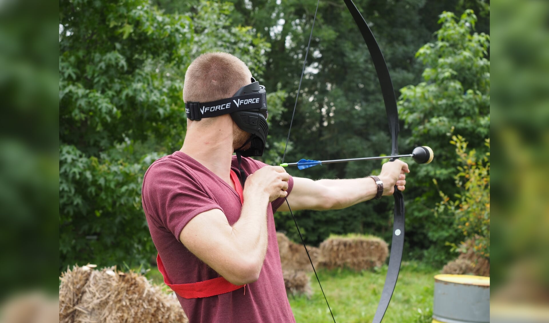 Jongeren vermaken zich in de zomervakantie met o.a. het spel Archery Tag.