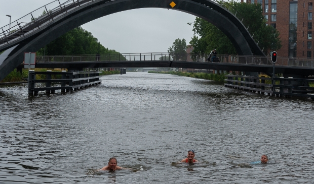 <p>Vorig jaar werd nabij de Medlkwegbrug de Swim to Fight Cancer gehouden. Met onder meer burgemeester Don Bijl (links).</p>