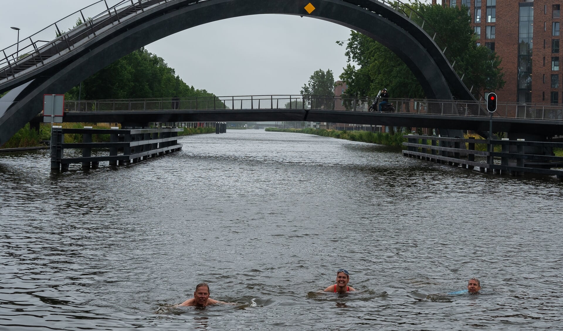 Vorig jaar werd nabij de Medlkwegbrug de Swim to Fight Cancer gehouden. Met onder meer burgemeester Don Bijl (links).