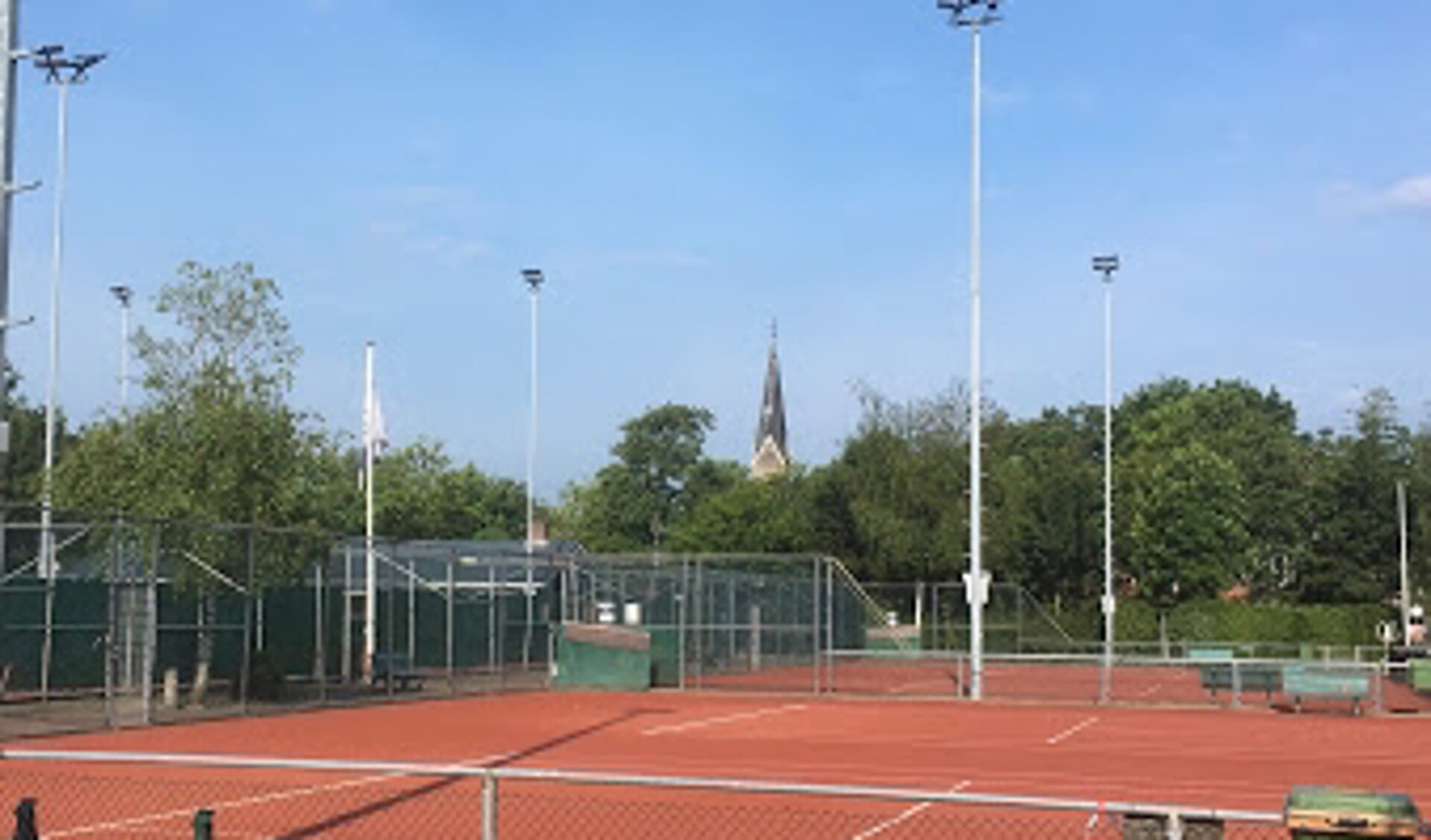 De tennisbanen van de tennisvereniging Warmenhuizen zijn er helemaal klaar voor.