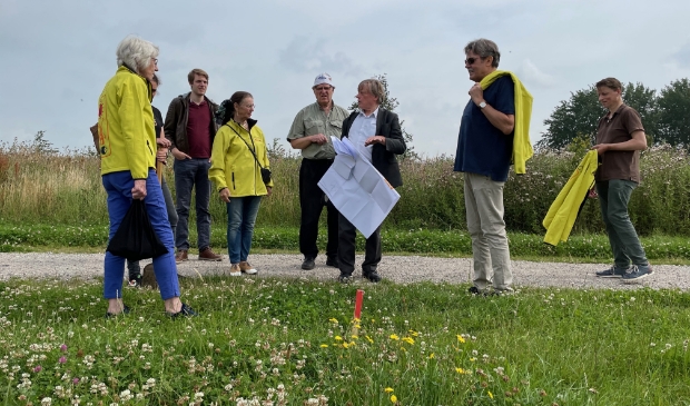 <p>De locaties voor de windmolens van het Vlaardings Energie Collectief (VEC) en de Windvogel zijn nu bij het Oeverbos uitgezet. </p>