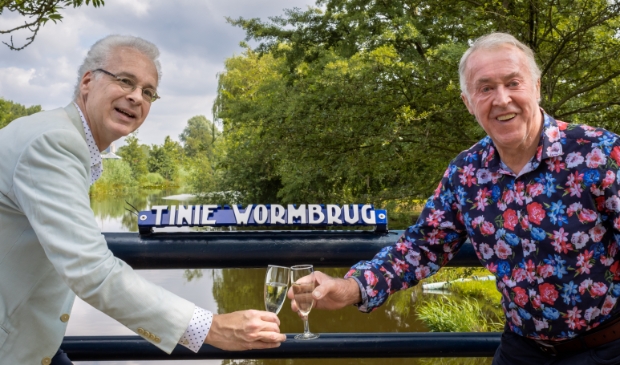 <p>Foto-onderschrift: Erik Bobeldijk en Henk Worm onthulden de nieuwe naam van de brug. (foto: Jorien Blesgraaf-Coops) </p>