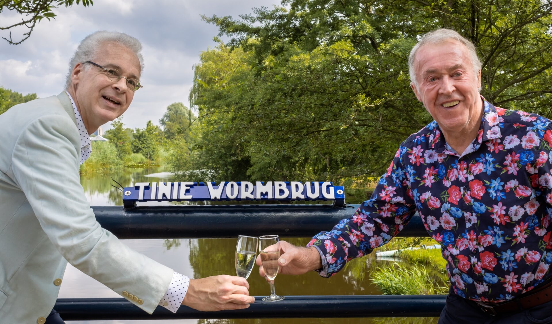 Foto-onderschrift: Erik Bobeldijk en Henk Worm onthulden de nieuwe naam van de brug. (foto: Jorien Blesgraaf-Coops) 