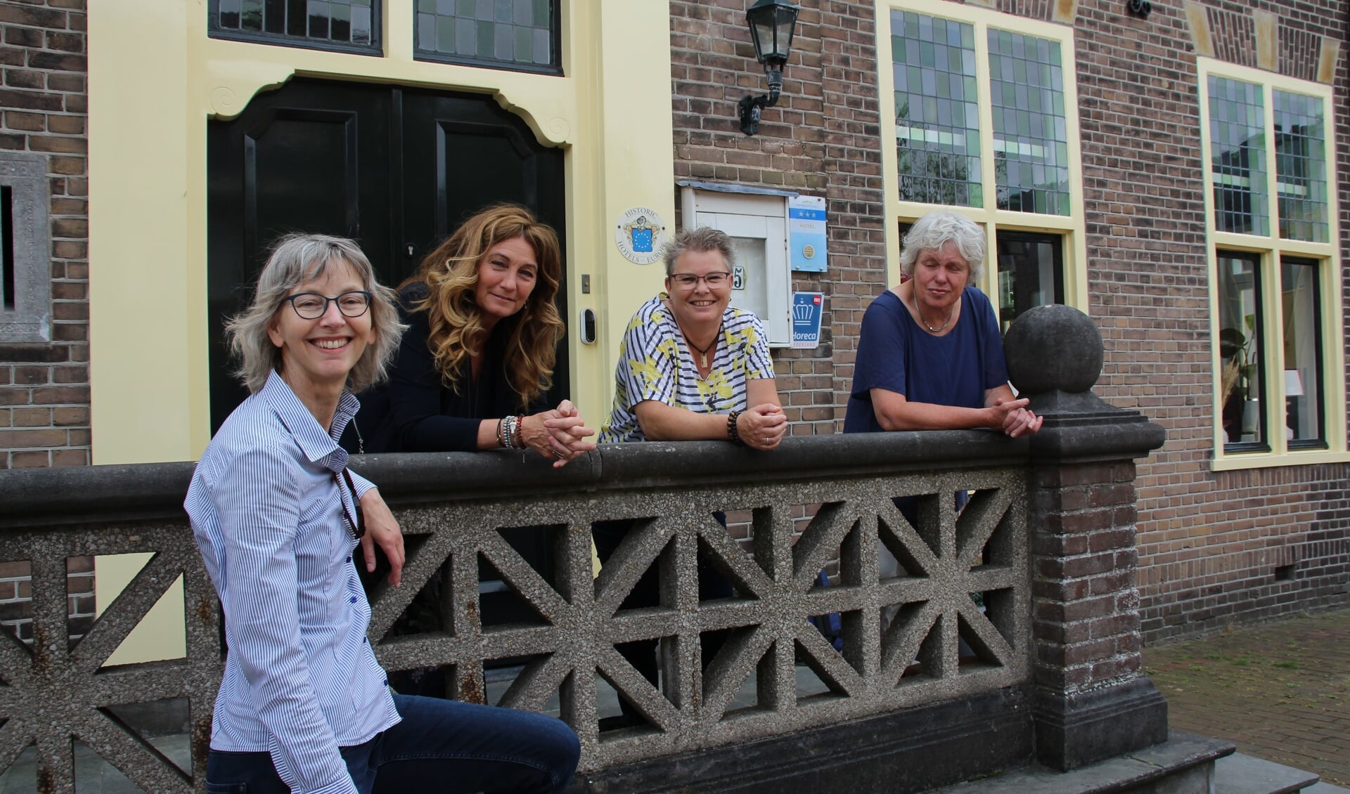 Vlnr: Martine Kool, Monique van Wanrooij, Hellen Ruiter, Els Tempelaars voor het oude Raadhuis aan de Dorpsstraat in Castricum.