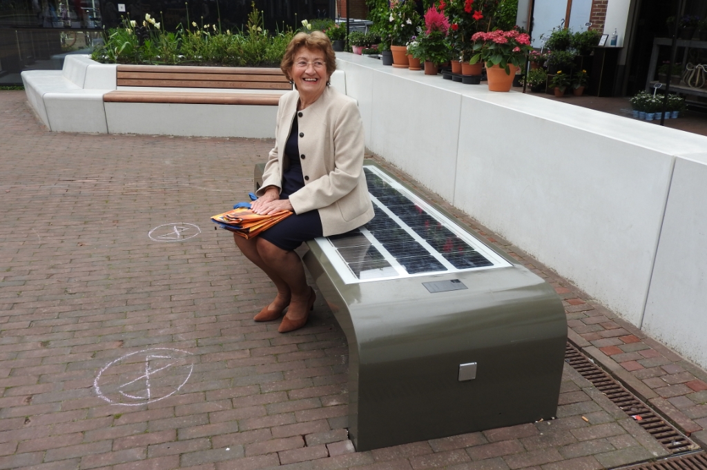 Het vernieuwde zonnebankje op het Bakkersplein in Castricum.