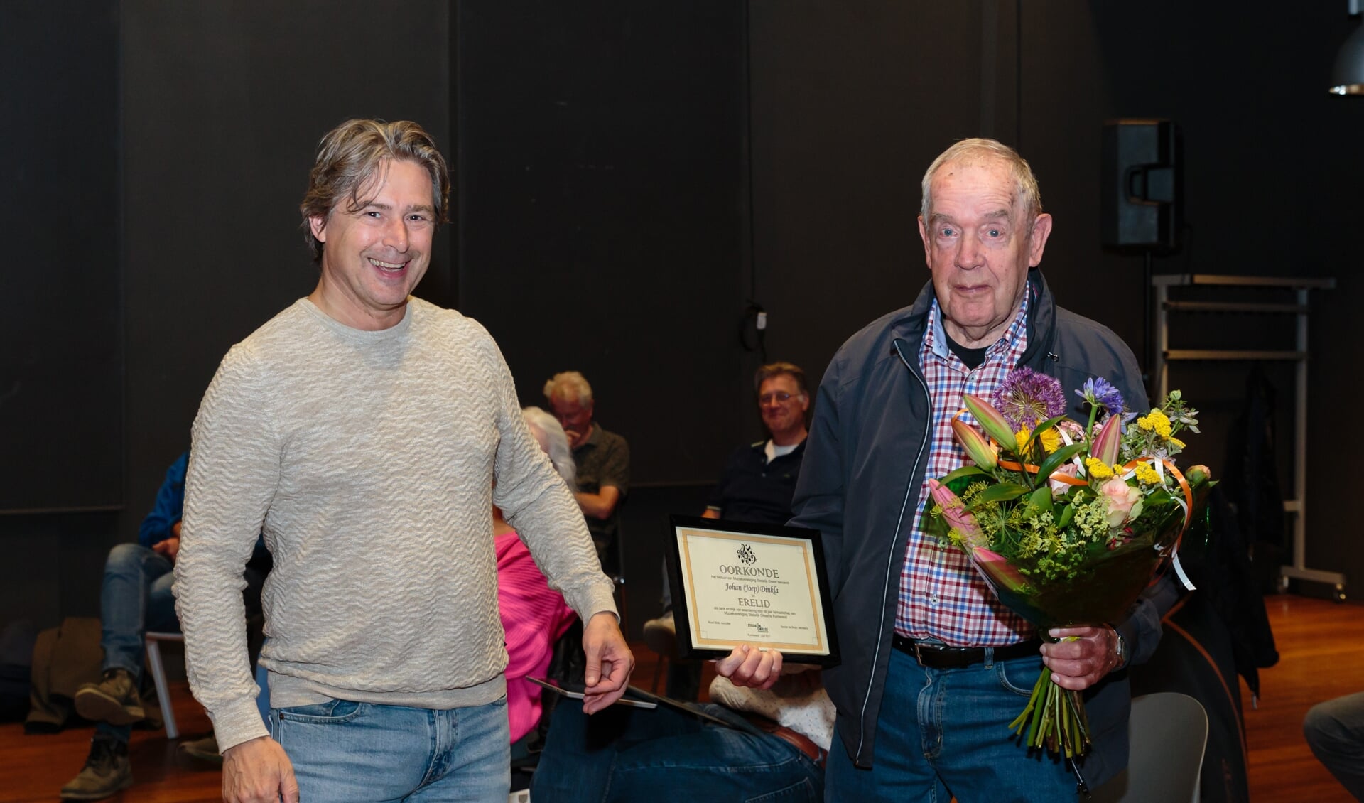 Johan (Joep) Dinkla ontving van Ruud Stolk, voorzitter van het Stedelijk Orkest Purmerend, het erelidmaatschap. 