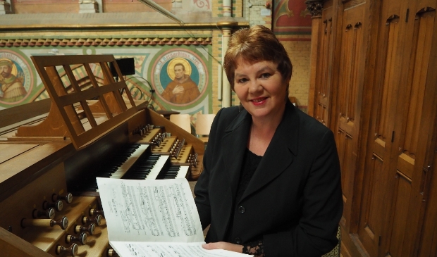 <p>Organiste Petra Veenswijk in de Hoornse Koepelkerk.</p>