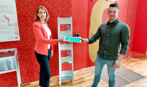 <p>Anouk Schoemaker, namens directie Westfries Archief en Bram Groenendijk, directeur GMS Sliedrecht.</p>