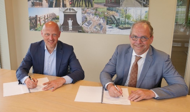 <p>Ondertekening intentieovereenkomst. De heer Bos (l) en wethouder Theo Meskers.</p>