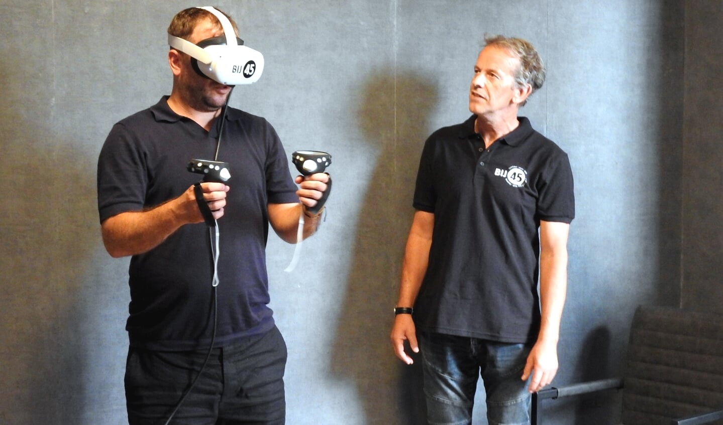 Rafael van der Vaart dompelt zich onder in virtual reality met naast hem Alex Schijffelen.  