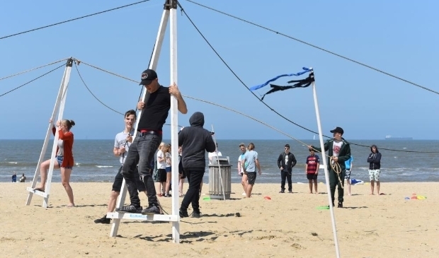 <p> Haagse jongeren kunnen op expeditie op het strand van Scheveningen. </p>