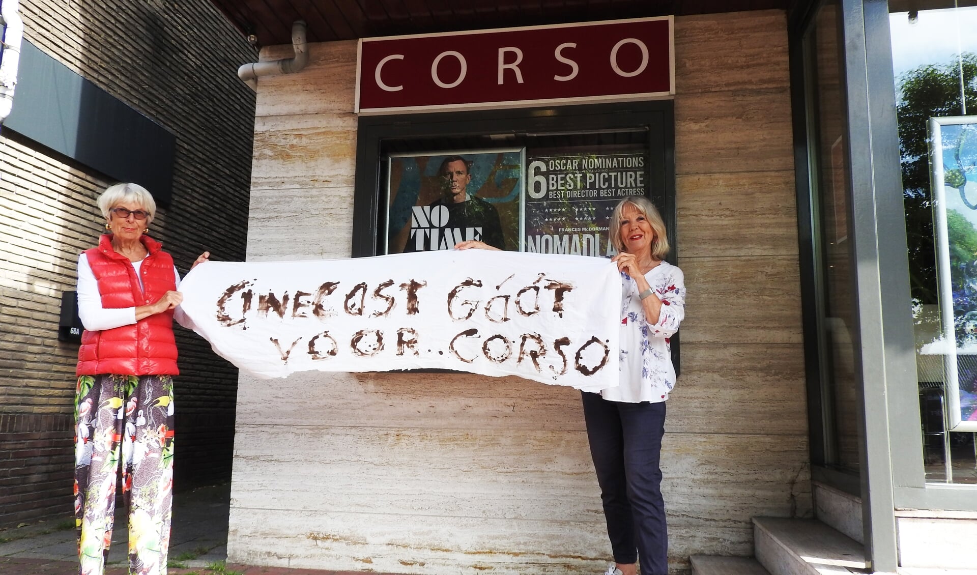 Nanda Ranzijn (rechts) en Willemijn Christiaanse van CineCast benadrukken nog even met “CineCast gáát voor Corso” het belang van Corso.