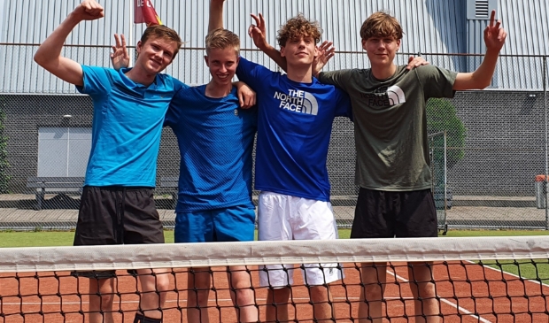 <p>Op de foto van links naar rechts: Quinten Ruiter, Lars Rolink, Jeroen en Gijs Metselaar (Yannick Rooymans kon er helaas niet bij zijn).</p>