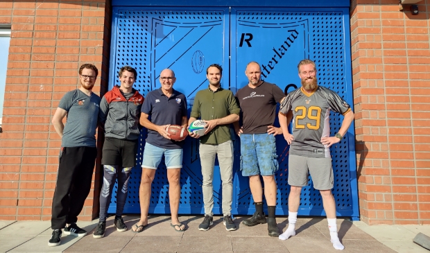 <p>Op de foto enkele leden van beide clubs. Waaronder voorzitter Robert Jonk van RCW, Stefan Vreeman van De Barbarians en Peter Romp, voorzieningenmanager van RCW.</p>