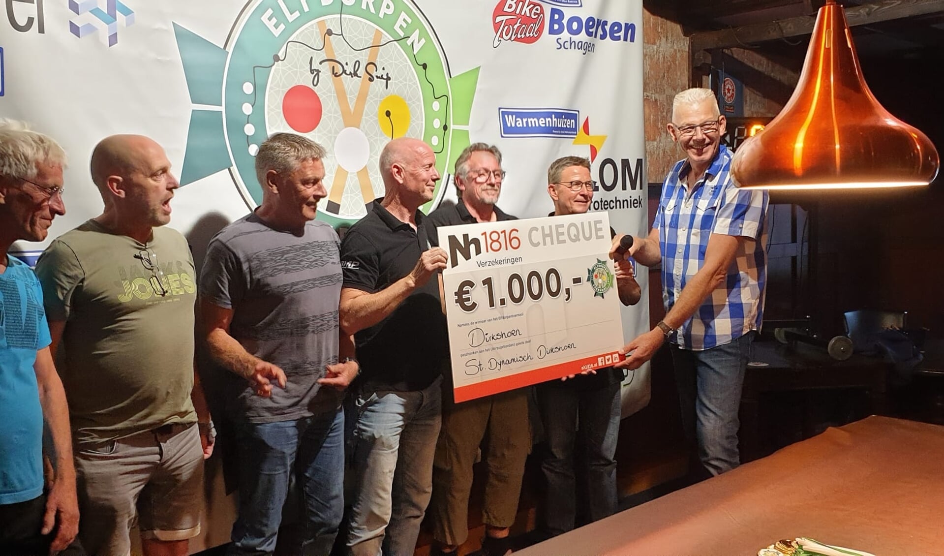 Het team van Dirkshorn werd winnaar van de tweede editie van het 11 Dorpentoernooi en ontving een cheque van duizend euro. Rechts organisator Dirk Snip.