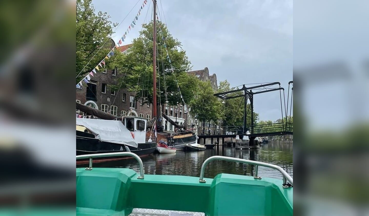 Speel deze zomer afvalbingo op de waterfiets in Schiedam Centrum.
