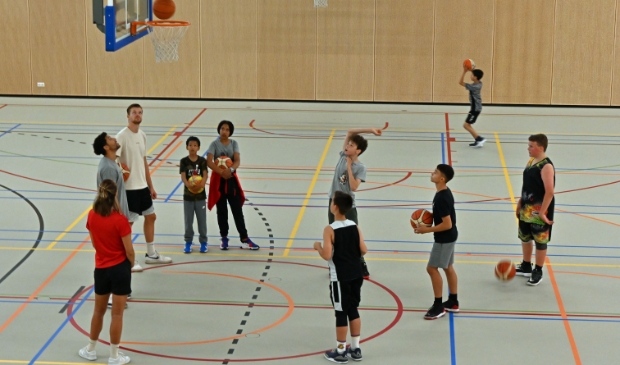 <p>De jeugd kreeg een lesje in basketbal van professionals.</p>