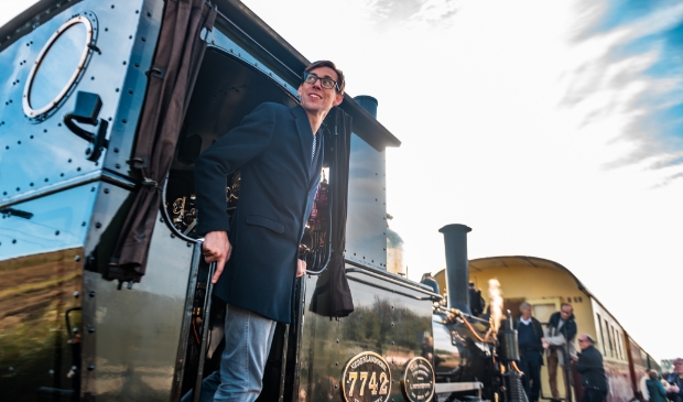 <p>Schrijver Simon van der Geest, hier op de Museumstoomtram, reikt persoonlijk een prijs uit.</p>