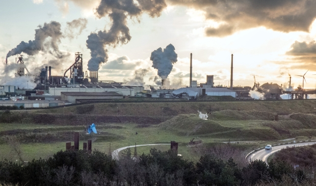 <p>Drie stichtingen gaan eigen onderzoek verrichten naar de uitstoot van schadelijke stoffen door Tata Steel.</p>