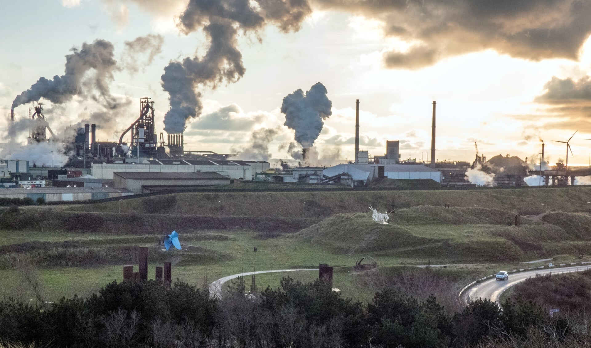 Drie stichtingen gaan eigen onderzoek verrichten naar de uitstoot van schadelijke stoffen door Tata Steel.