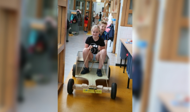 <p>Basischoolleerlingen van t Skitteljacht maken een rit met een zelfgtemaakte auto ter promotie van de elektrische deelautos's.</p>