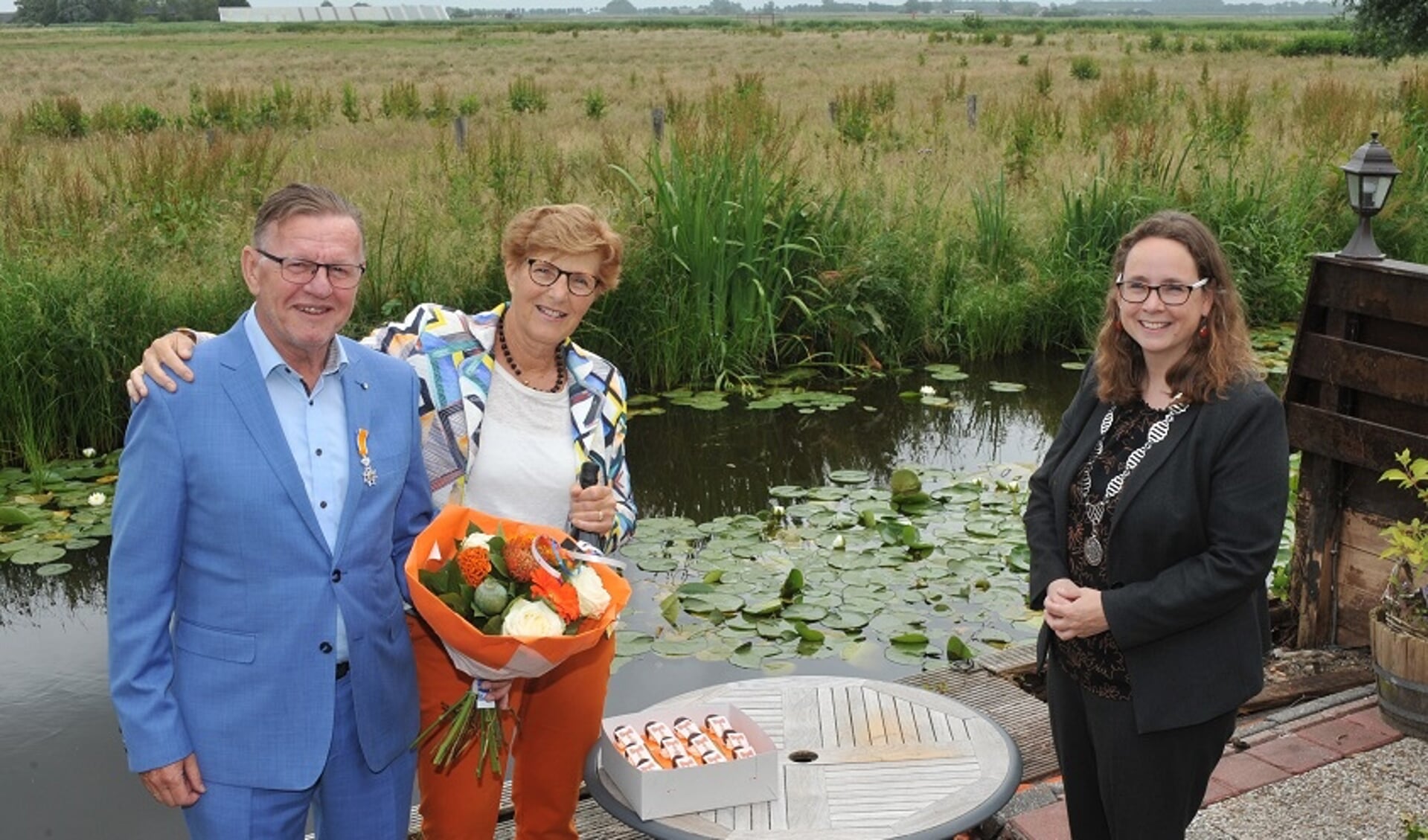 Burgemeester Judith Michel met de heer Rijken en zijn vrouw. 