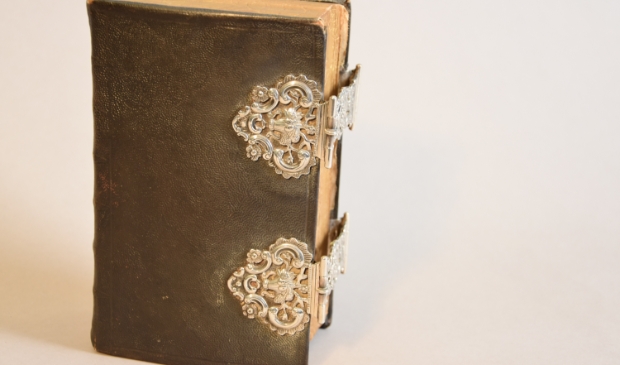 <p>Bijbel met omslag van vissenhuid.</p>