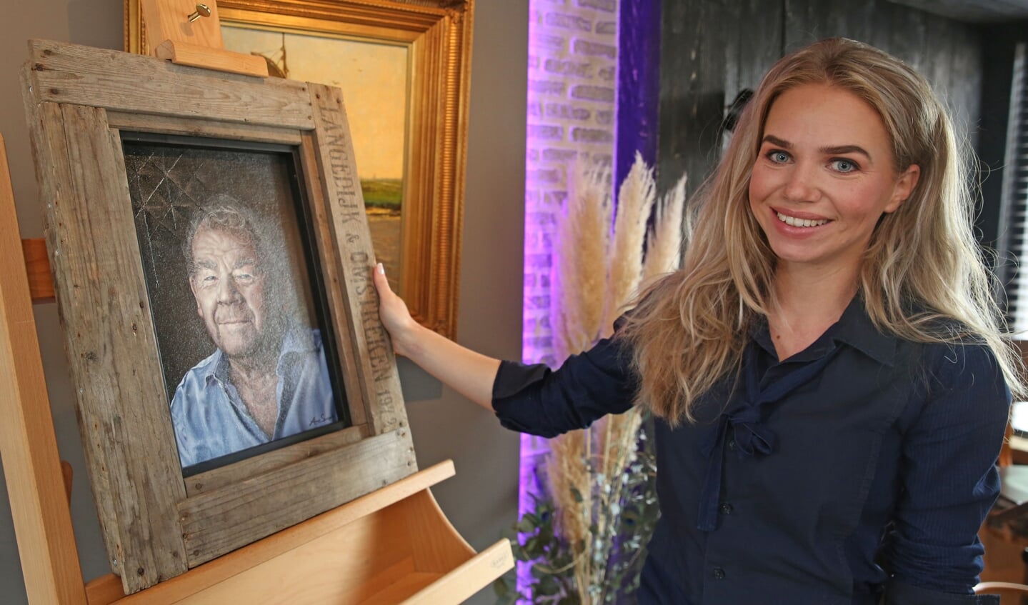 Anouk met het prachtige portret van Jan Hessing waarmee ze exposeert tijdens het Weekend van het Portret. 