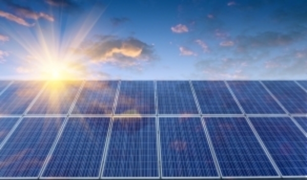<p>Provincie Noord-Holland wil meer scholen aan zonne-energie helpen, samen met stichting Schooldakrevolutie.</p>