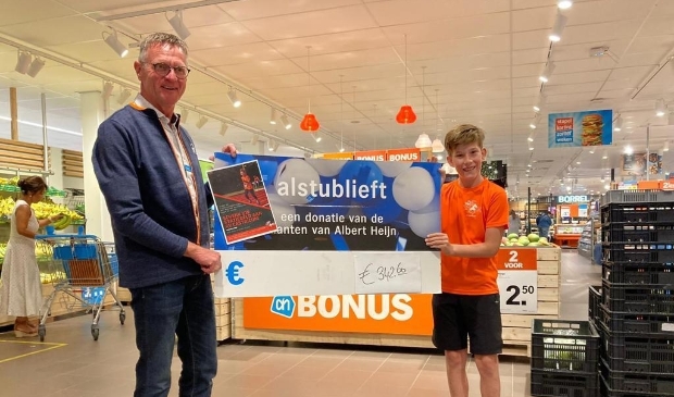 <p class="ONDERSCHRIFT" pstyle="ONDERSCHRIFT">Noël Camps, lid van AV Castricum met Leen de Wit van Albert Heijn.</p>