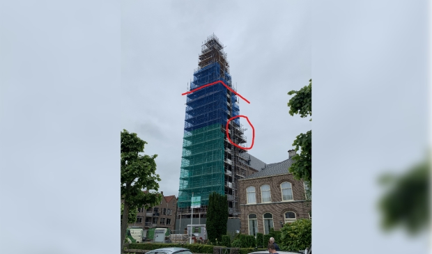 <p>De kerktoren staat nog volledig in de steigers.</p>
