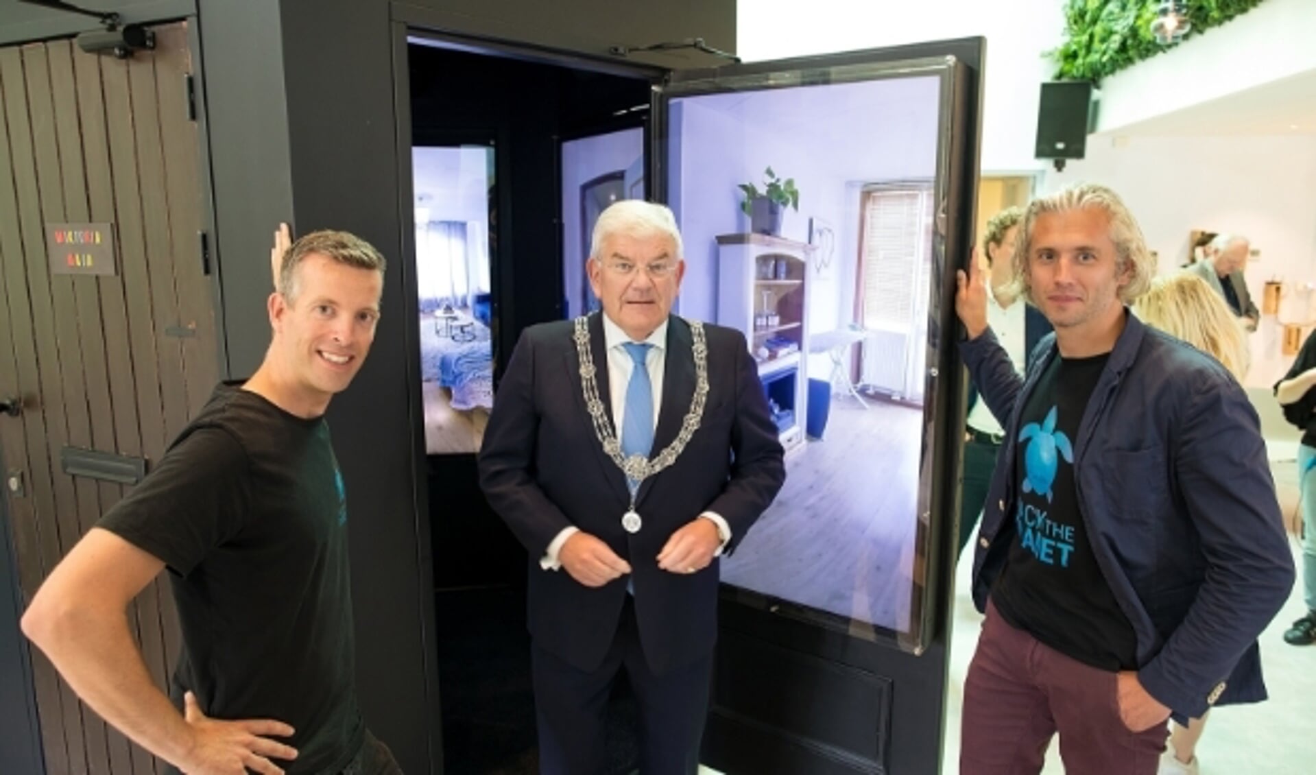 Burgemeester Jan van Zanen van Den Haag verrichtte de opening van de nieuwe installatie van Hack The Planet die erop is gericht om de samenhang in de wijk te verbeteren. 