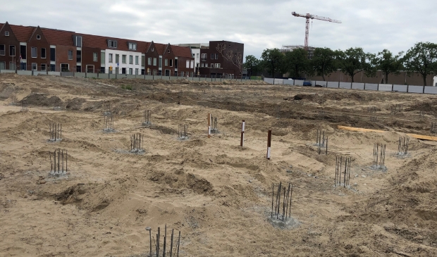 <p>De palen zitten in de grond.</p>