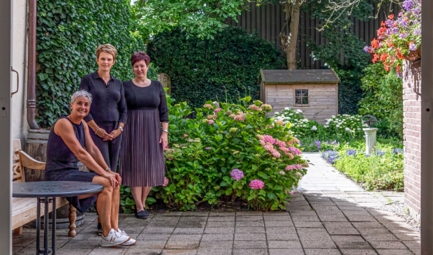 <p>De Vrouwen van Sereen leggen de lat hoog. Een uitvaart kun je niet over doen. Wilt u meer informatie over wat de Vrouwen van Sereen voor u kunnen betekenen? Kijk dan op www.vrouwenvansereen.nl of bel met: 0299 - 320071. </p>