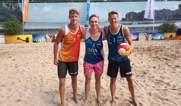 <p>De drie Boskoopse beachvolleyballers die deelnamen aan het NK King of the Court: Sam van der Loo (links), Jonas Oudijk (midden) en Eric Jan Rothfusz (rechts). </p>