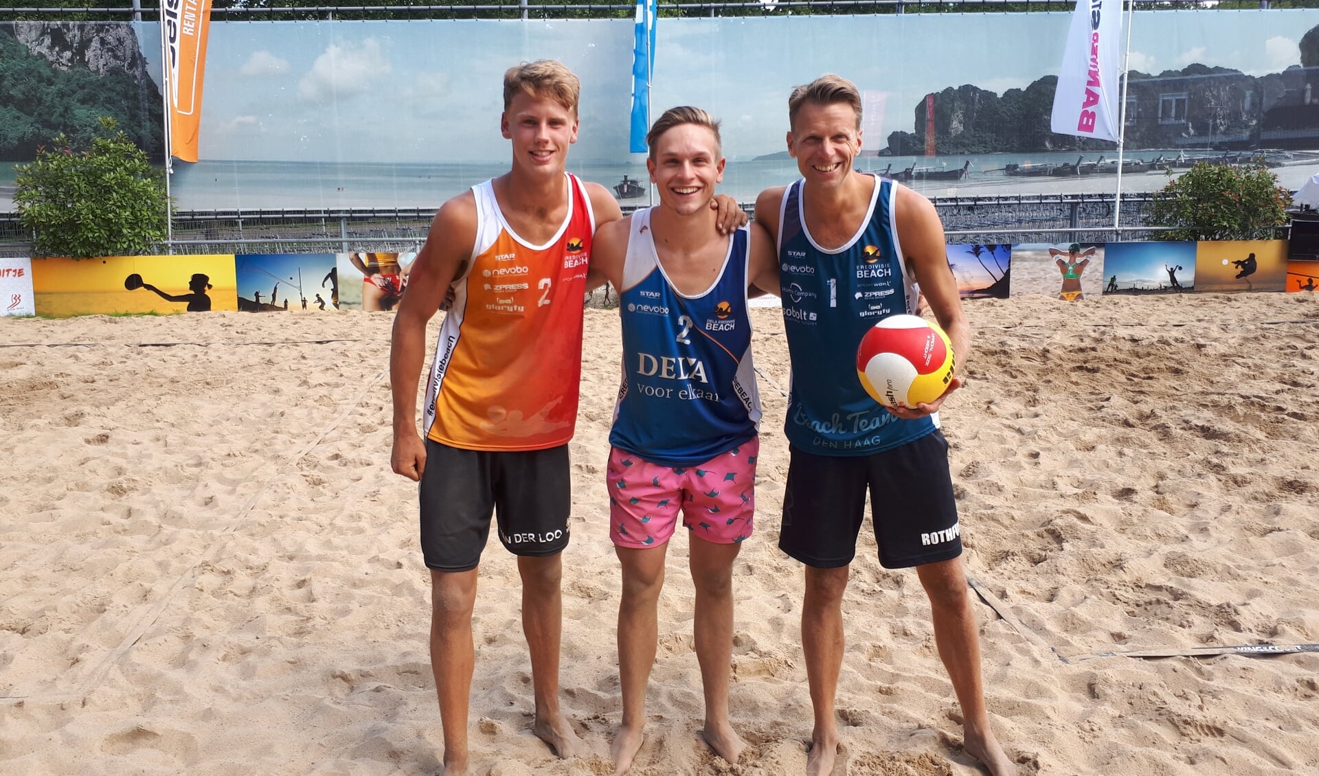 De drie Boskoopse beachvolleyballers die deelnamen aan het NK King of the Court: Sam van der Loo (links), Jonas Oudijk (midden) en Eric Jan Rothfusz (rechts). 
