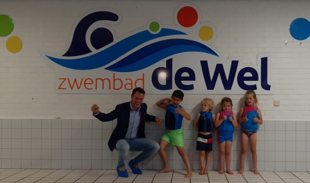 <p>Burgemeester Robbert-Jan van Duijn onthult het nieuwe logo van het zwembad. </p>