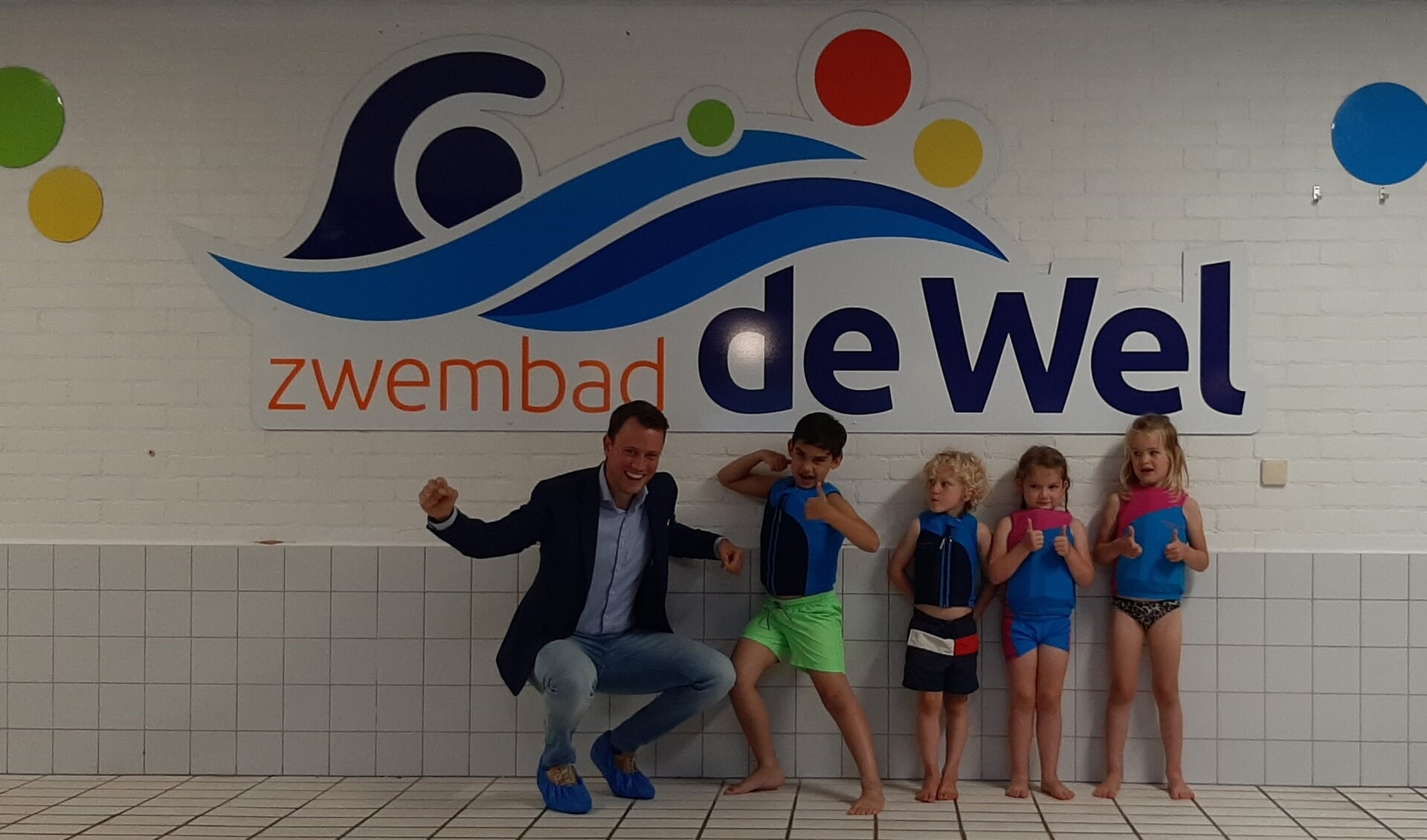 Burgemeester Robbert-Jan van Duijn onthult het nieuwe logo van het zwembad. 