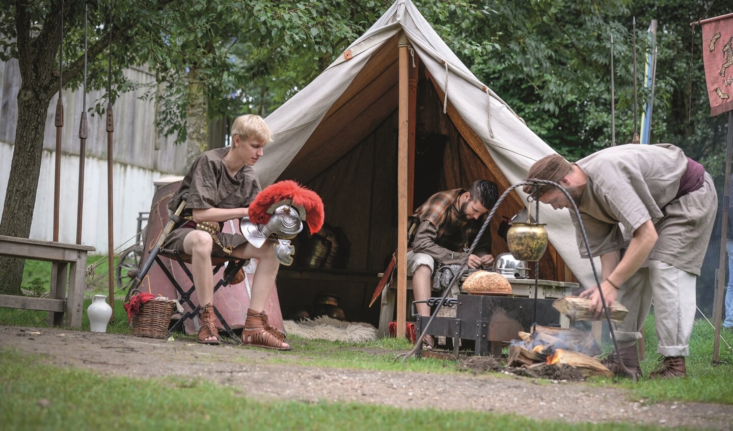 Romeinse legionairs slaan hun kamp op, zij worden vergezeld door ambachtslieden, dames en kinderen. 