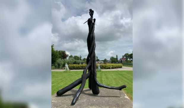<p>Houten kunstwerk 'Metamorfose'</p>