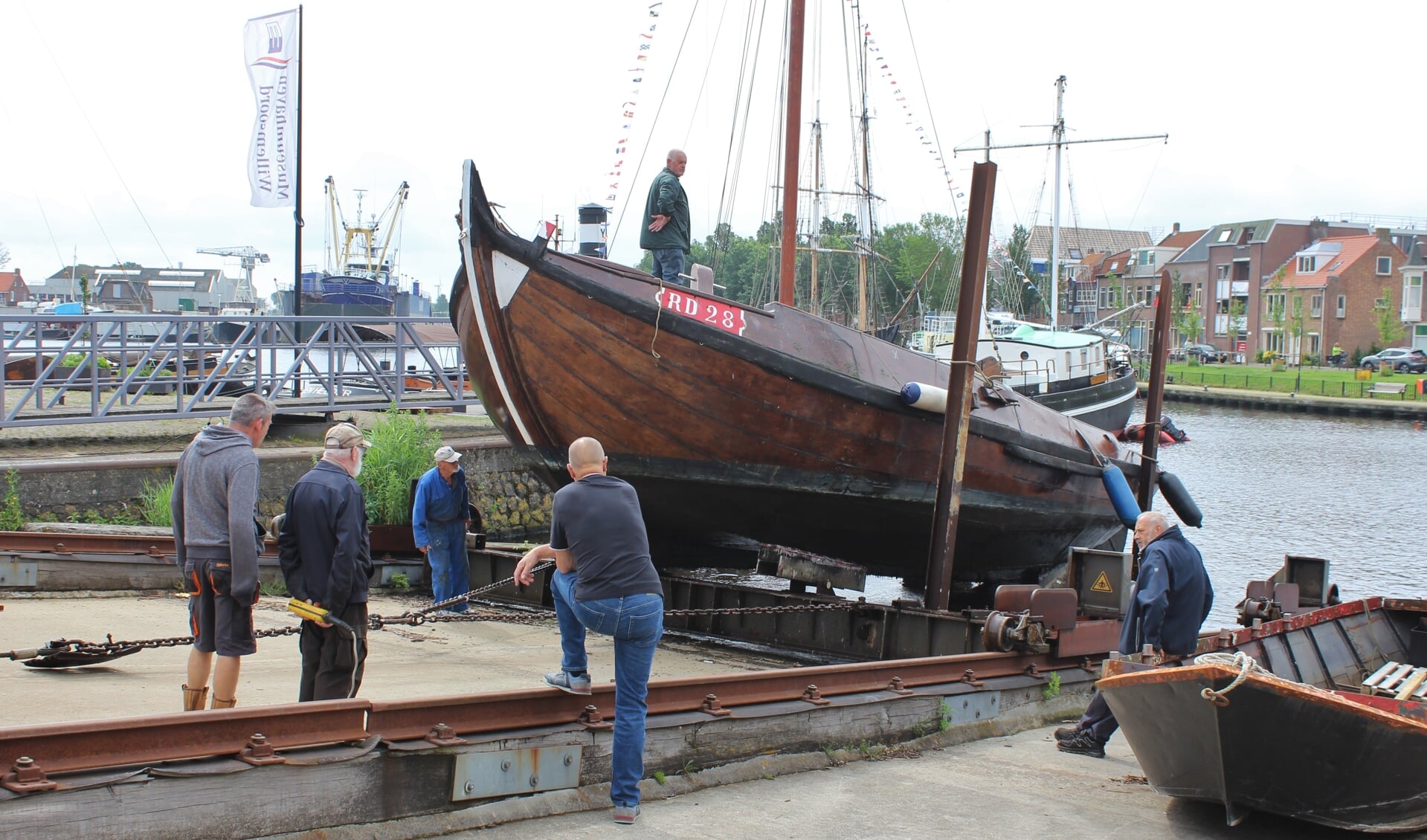 De botter RD28 wordt als 100-ste schip de helling van Museumhaven Willemsoord opgetrokken.