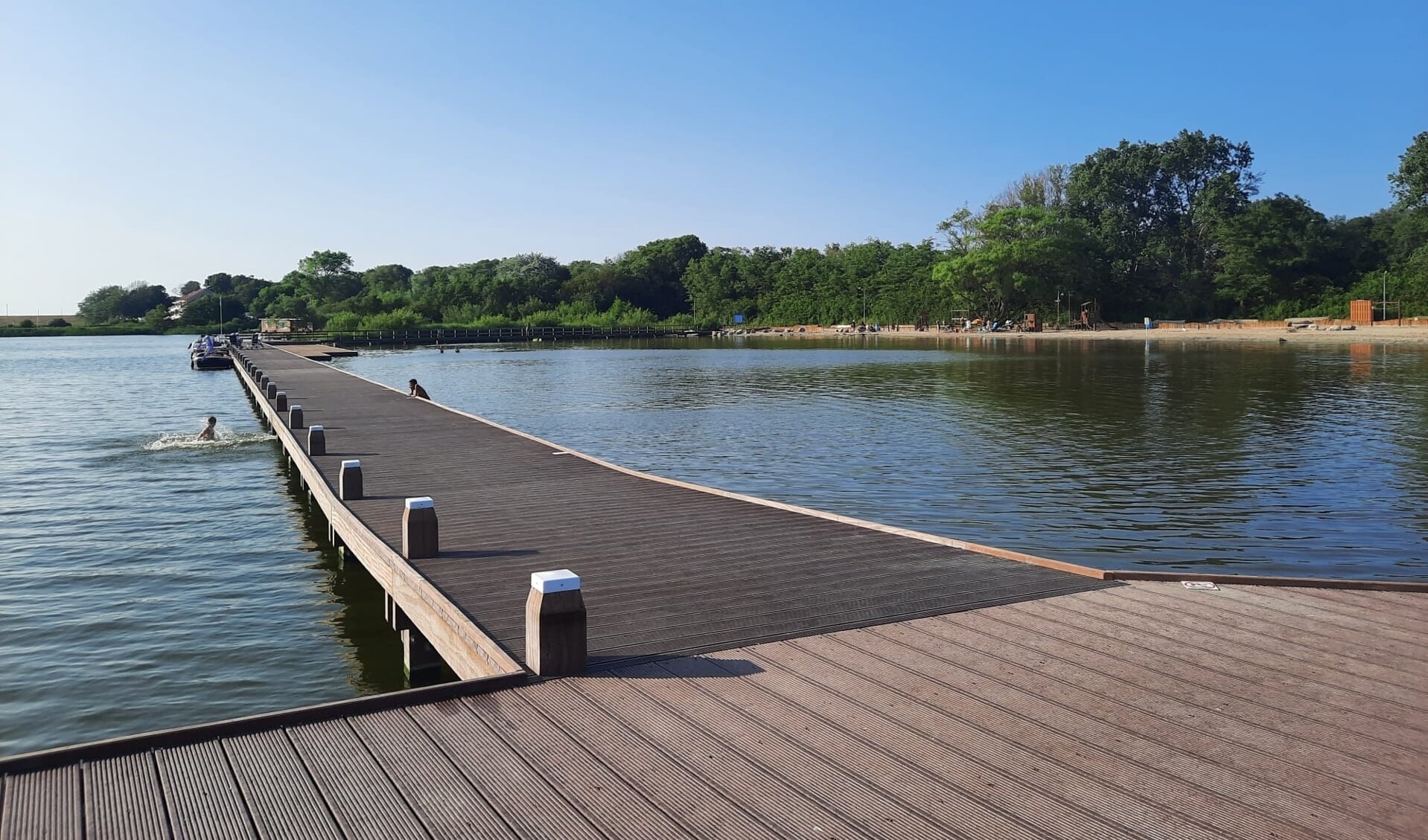  Aan de buitenkant van het bassin kunnen sloepen aanmeren aan de steigers.