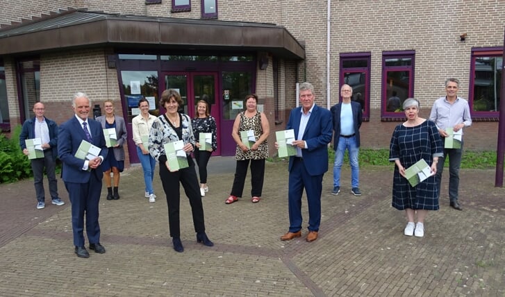  ‘Visie 2021-2025’ voor Marken is dinsdagmiddag aangeboden aan de burgemeester van Waterland, mevrouw Marian van der Weele door de voorzitter van de Eilandraad Cees van Altena in de raadszaal van het gemeentehuis van Waterland. 